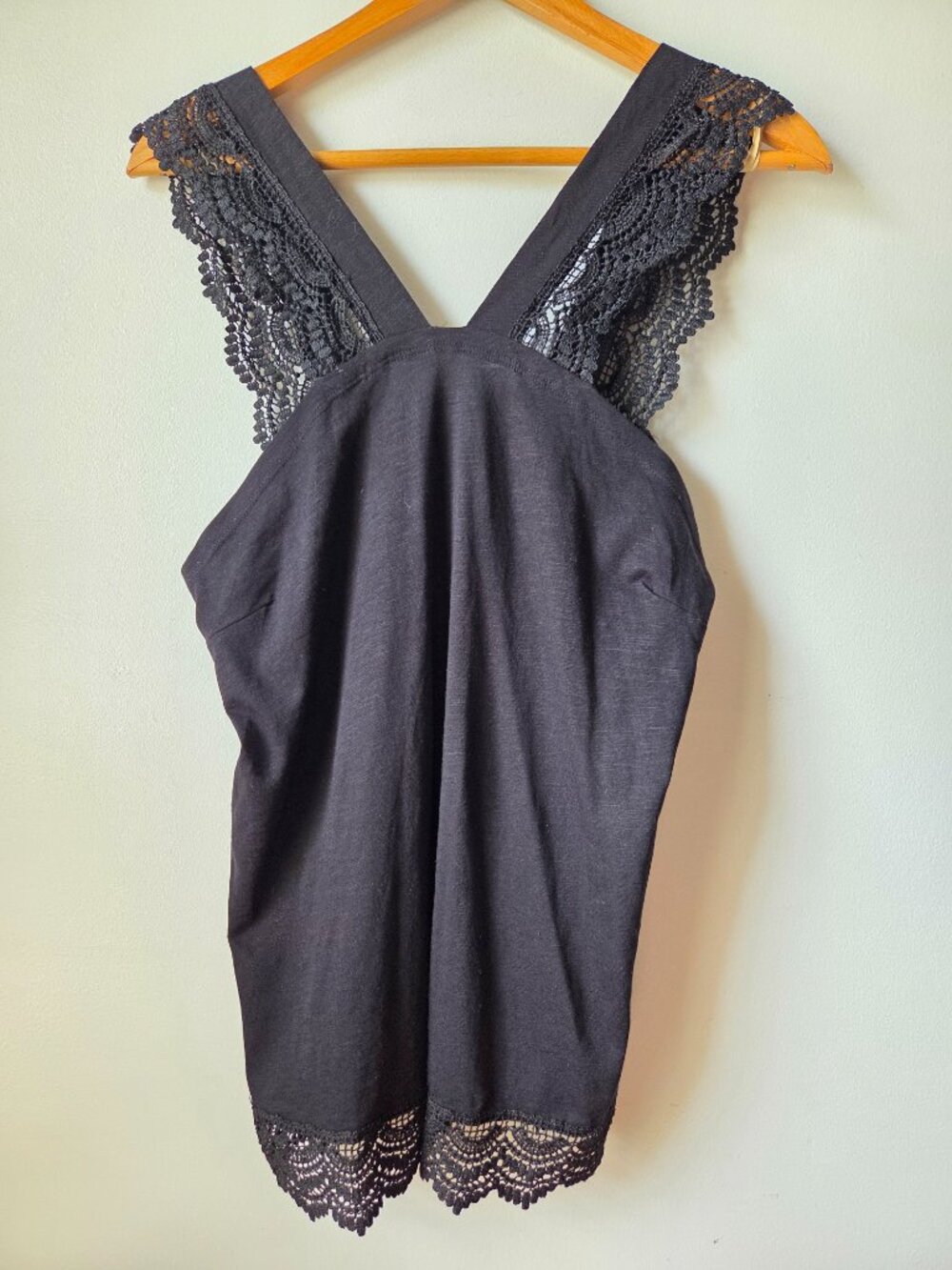 EUC PAPAYA BLACK LACED V STRAP TANK TOP SIZE 14 / L